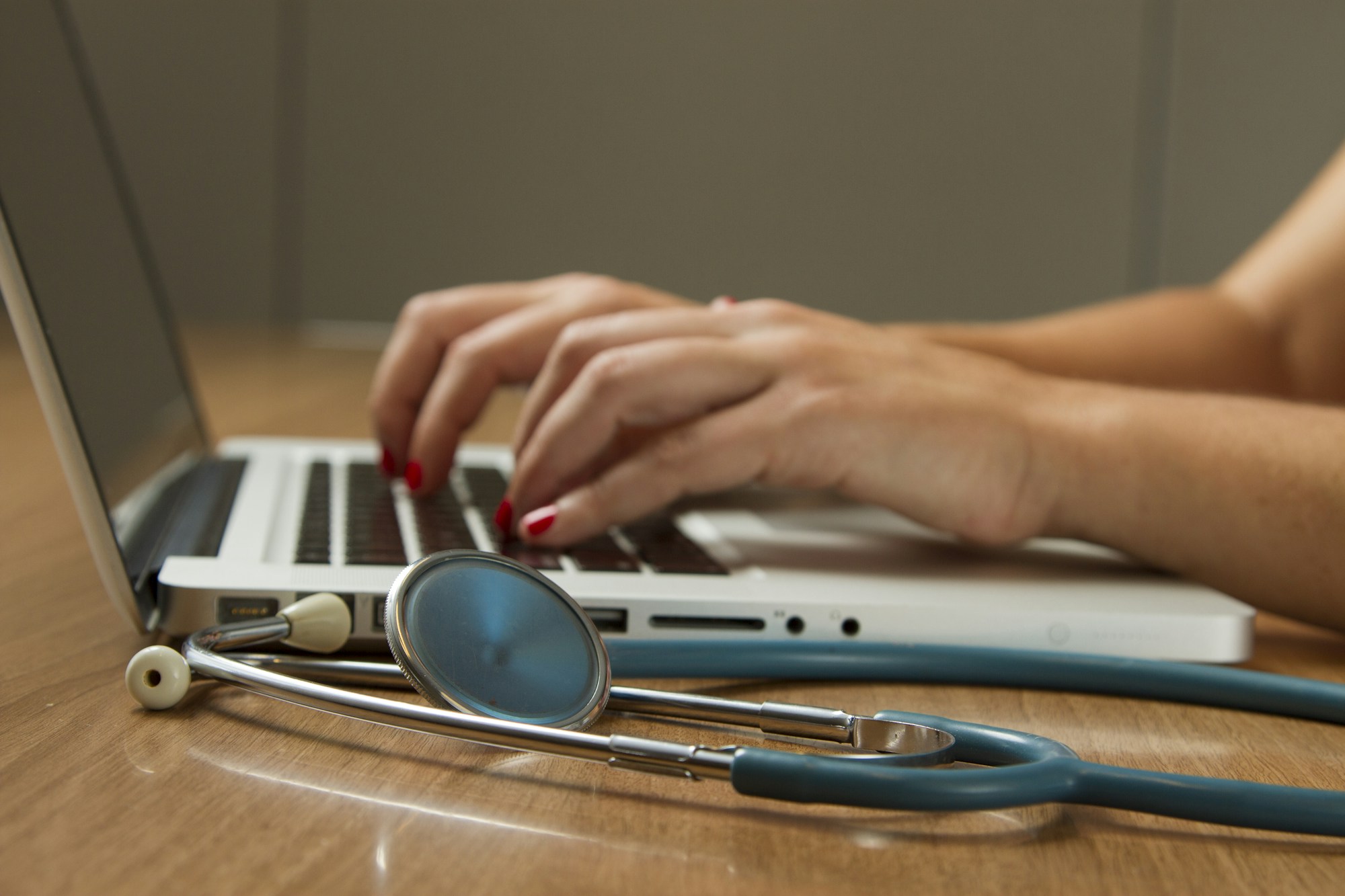 Profesionales analizando estudios médicos